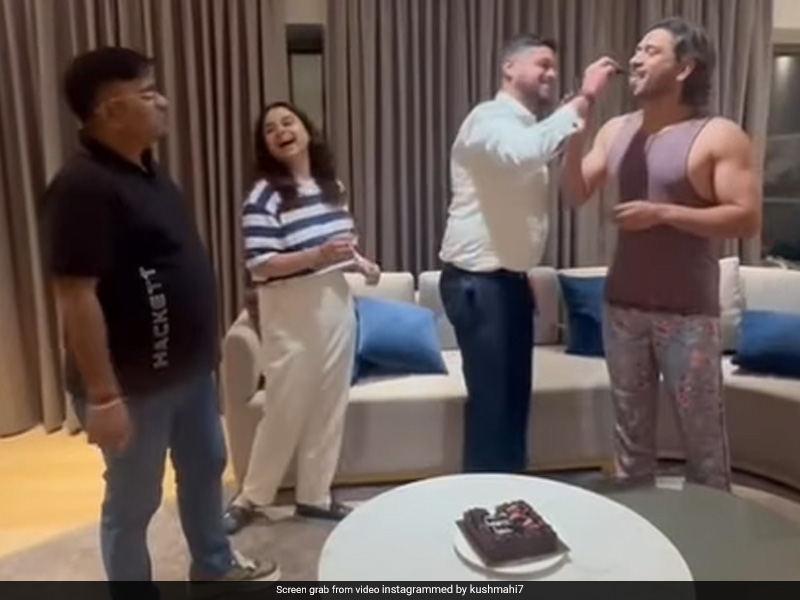 Watch: MS Dhoni Enjoys Cake On Friend's Birthday. Video Goes Viral