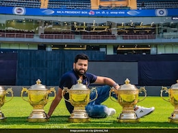 हार्दिक को कप्तानी देने के बाद तेजी से घटे MI के फॉलोवर्स, किसी ने जर्सी तो किसी ने टोपी जलाई, देखिए वीडियो हार्दिक को कप्तानी देने के बाद तेजी से घटे MI के फॉलोवर्स, किसी ने जर्सी तो किसी ने टोपी जलाई, देखिए वीडियो