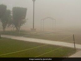 Delhi NCR में सर्दी का सितम ज़ारी, कई इलाकों में छाया घना कोहरा Delhi NCR में सर्दी का सितम ज़ारी, कई इलाकों में छाया घना कोहरा