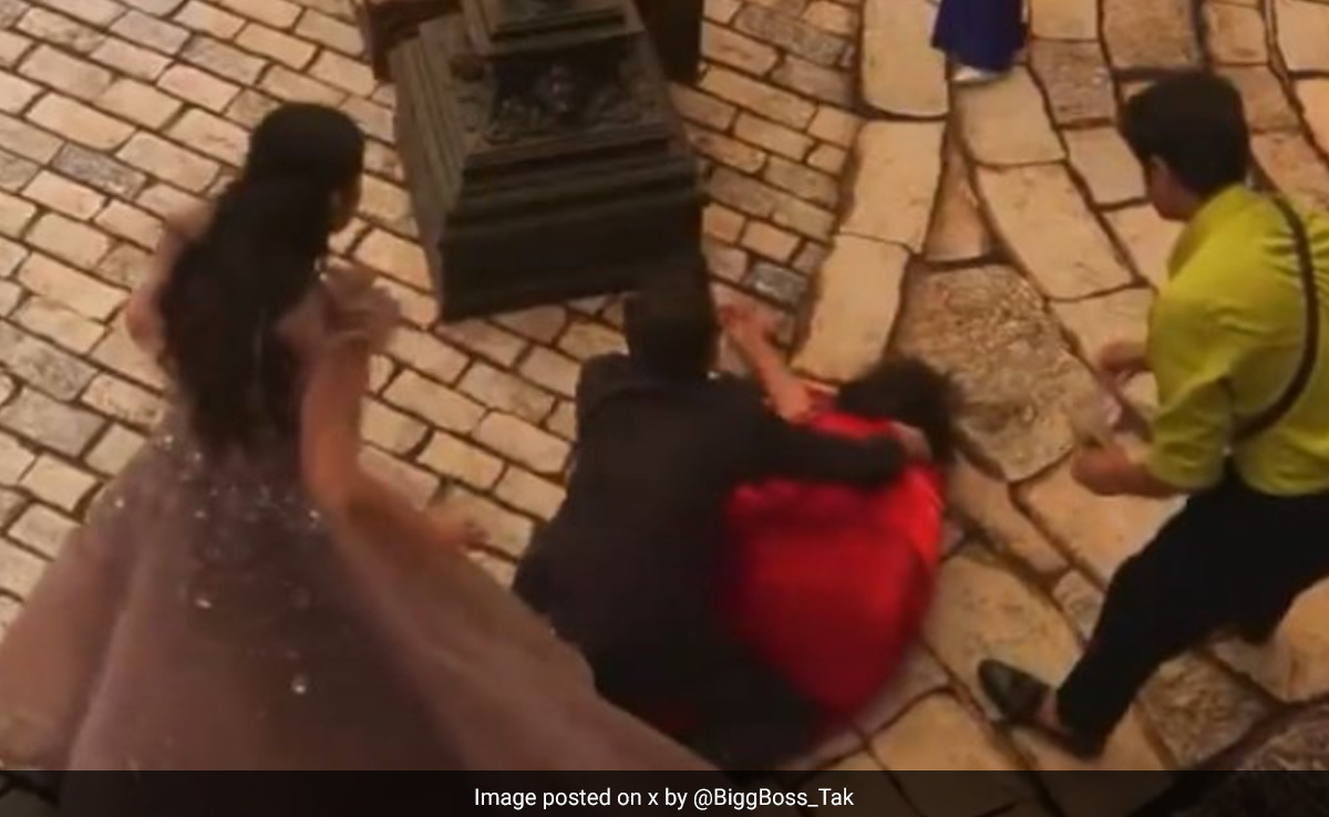 बिग बॉस 17 के वीकेंड का वार पर बेहोश हुई आयशा खान, सलमान खान ने की घर में एंट्री, लोग बोले- यह ड्रामा था या रियल