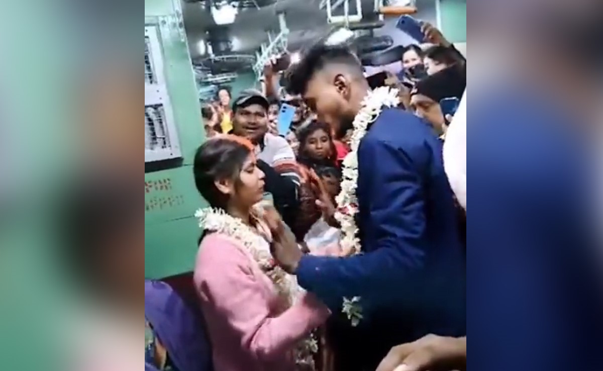 चलती ट्रेन में पहली बार हुई शादी, यात्री बने बराती, सफर के दौरान लड़का-लड़की बन गए हमसफ़र
