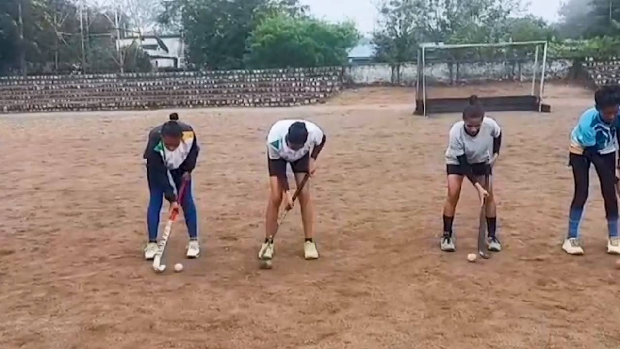 एमपी के सिवनी में करोड़ों के बने इस हॉकी स्टेडियम के बावजूद घास और मिट्टी में खेलने को मजबूर खिलाड़ी