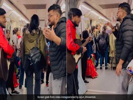 दिल्ली मेट्रो में शख्स ने खूबसूरती से गाया बजरंग बली का गाना, वायरल हो रहा Video, लोग बोले- पहली बार किसी ने... दिल्ली मेट्रो में शख्स ने खूबसूरती से गाया बजरंग बली का गाना, वायरल हो रहा Video, लोग बोले- पहली बार किसी ने...