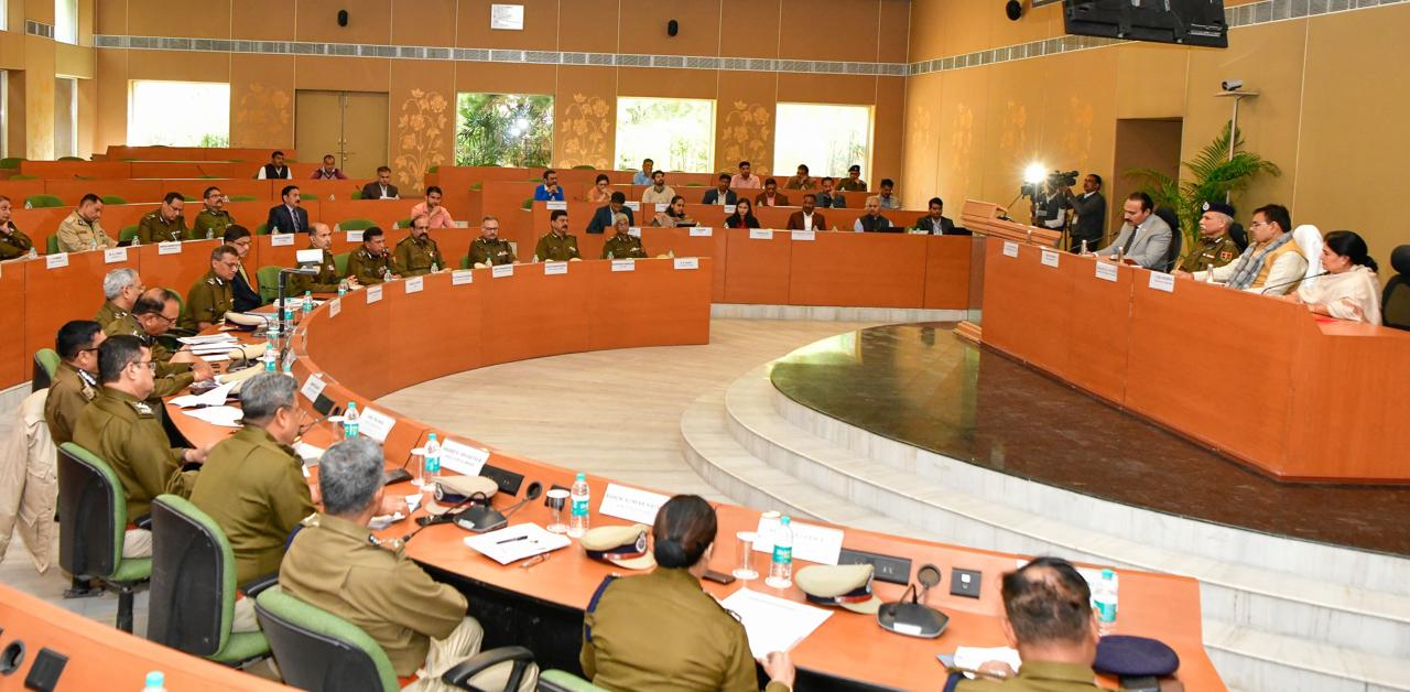 गैंग्स और गैंगस्टर को कुचलें, गुंडागर्दी में कमी लाएं... पुलिस असफरों संग मीटिंग में CM भजन लाल ने दिए निर्देश गैंग्स और गैंगस्टर को कुचलें, गुंडागर्दी में कमी लाएं... पुलिस असफरों संग मीटिंग में CM भजन लाल ने दिए निर्देश