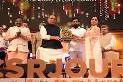 भूमि पेडनेकर ने सफेद रंग की साड़ी में जमाई महफिल भूमि पेडनेकर ने सफेद रंग की साड़ी में जमाई महफिल