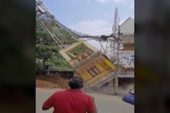 बेंगलुरु में मोबाइल टावर गिरा, बिल्डिंग को जेसीबी से गिराते समय हुआ हादसा बेंगलुरु में मोबाइल टावर गिरा, बिल्डिंग को जेसीबी से गिराते समय हुआ हादसा