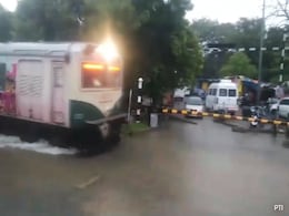 चक्रवात Michaung के चलते भारी बारिश, कई ट्रेनें रद्द तो फ्लाइट्स की गईं डायवर्ट, देखें- पूरी लिस्ट चक्रवात Michaung के चलते भारी बारिश, कई ट्रेनें रद्द तो फ्लाइट्स की गईं डायवर्ट, देखें- पूरी लिस्ट