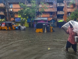 साइक्लोन 'मिगजॉम' अपडेट: बारिश कम होने के बाद चेन्नई हवाई अड्डा खुला, अब तक 8 की मौत साइक्लोन 'मिगजॉम' अपडेट: बारिश कम होने के बाद चेन्नई हवाई अड्डा खुला, अब तक 8 की मौत