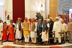 पीएम मोदी ने बदला पद्म पुरस्कारों का व्याकरण, कई गुमनाम चेहरों को मिले सम्मान पीएम मोदी ने बदला पद्म पुरस्कारों का व्याकरण, कई गुमनाम चेहरों को मिले सम्मान