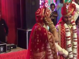 शादी की खुशी में मगन होकर स्टेज पर जमकर नाचे दूल्हा-दुल्हन, लोगों ने कहा- बियाह कर लो, नाच तो होता रहेगा शादी की खुशी में मगन होकर स्टेज पर जमकर नाचे दूल्हा-दुल्हन, लोगों ने कहा- बियाह कर लो, नाच तो होता रहेगा