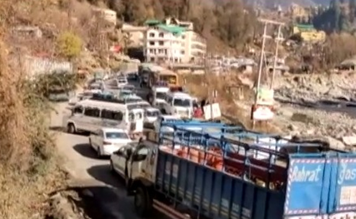 क्रिसमस- New Year पर लोगों ने भारी संख्‍या में किया पहाड़ों का रुख, हिमाचल-उत्‍तराखंड की सड़कों पर लगा जाम