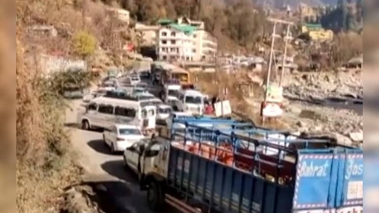 उत्तराखंड में वाहन बढ़े पर सड़कों की चौड़ाई नहीं, जाम में घंटों फंसे रहते हैं लोग, कब मिलेगी ट्रैफिक से निजात