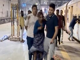 ट्रेन के बाद अब भरी भीड़ में प्लेटफार्म पर लड़की ने किया अजीबोगरीब डांस, लोग बोले- कोई तो रोक लो ट्रेन के बाद अब भरी भीड़ में प्लेटफार्म पर लड़की ने किया अजीबोगरीब डांस, लोग बोले- कोई तो रोक लो