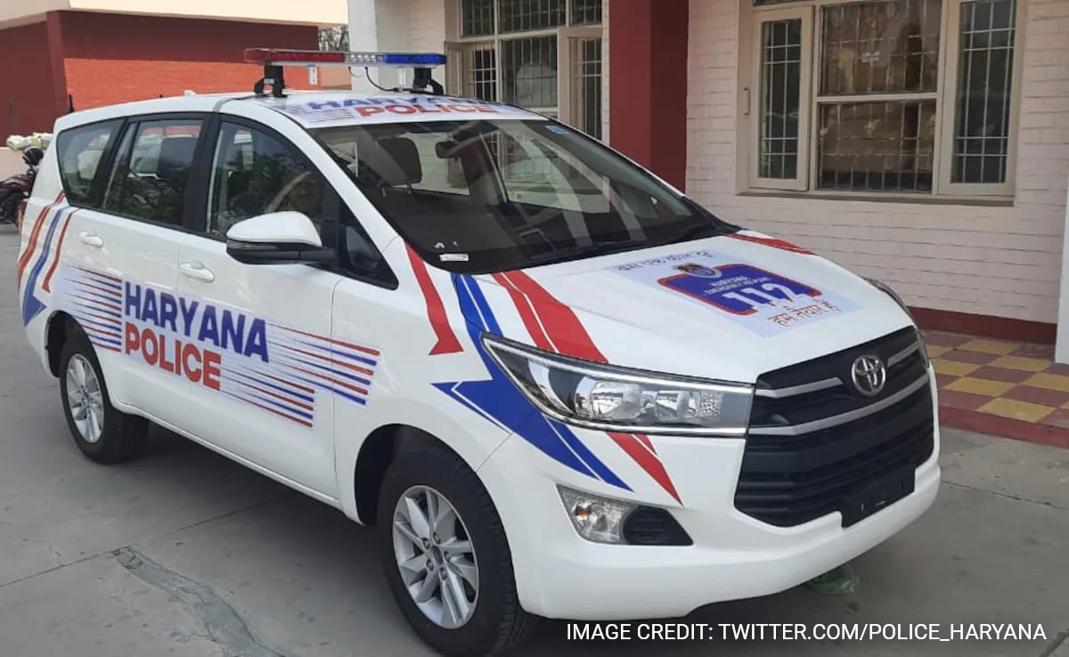 Чандигарх Човек откри огън на две сестри в района на