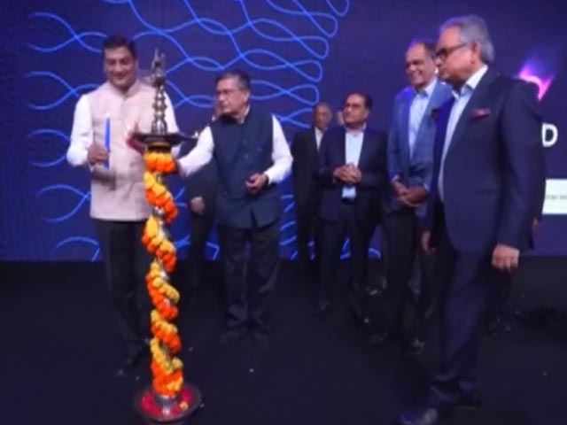 उद्योग जगत के दिग्गजों ने दीप प्रज्वलन कर एनडीटीवी प्रॉफिट चैनल को किया लॉन्च