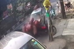 Video: Gas Cylinders Flung In Air After Speeding Car Rams Cart In Delhi Video: Gas Cylinders Flung In Air After Speeding Car Rams Cart In Delhi