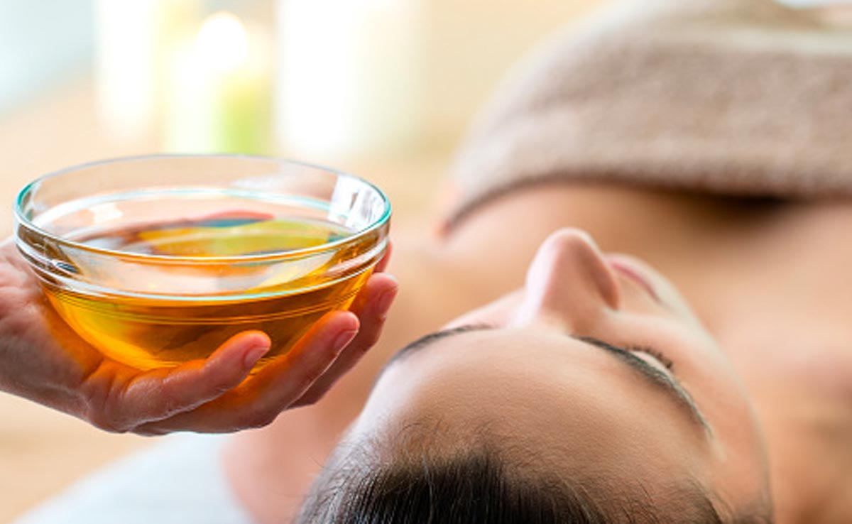 नारियल तेल में ये 3 चीजें मिलाकर चेहरे को दीजिए मसाज, 1 हफ्ते में त्वचा में आएगा कसाव और झुर्रियां हो जाएंगी गायब