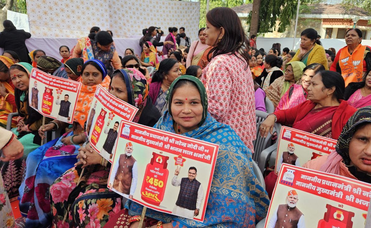 राजस्थान में अब 450 रुपये में मिलेगा गैस सिलेंडर, मुख्यमंत्री शर्मा को धन्यवाद करने पहुंची लाभार्थी महिलाएं