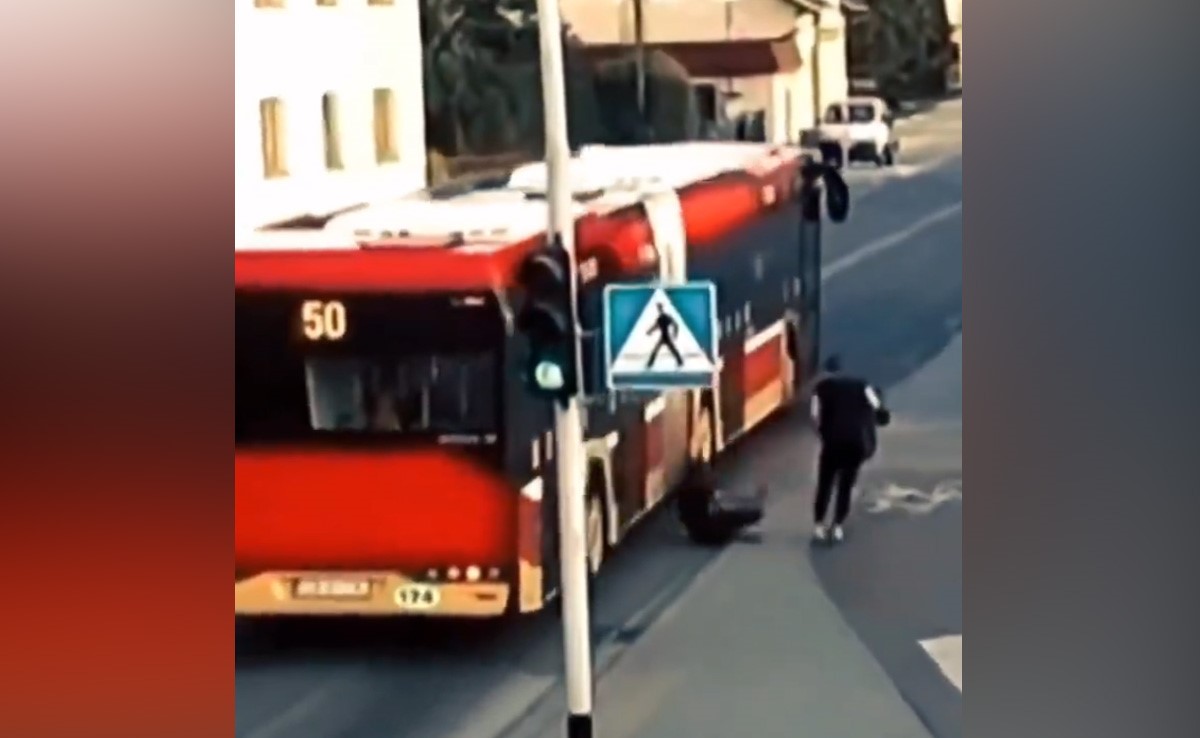 बस चल रही थी और लड़की ने धक्का दे दिया, वीडियो देखकर आपके रोंगटे खड़े हो जाएंगे, देखें वीडियो