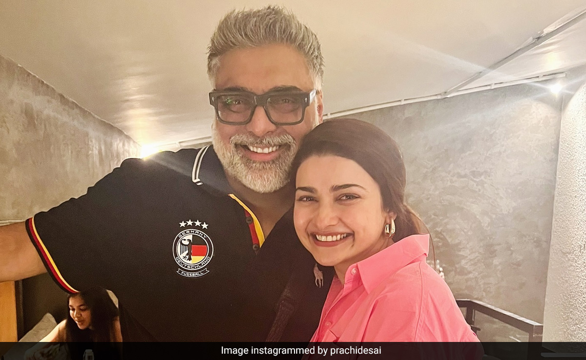 <i>Kasamh Se</i> Co-Stars Prachi Desai And Ram Kapoor's Reunion Pic Is Viral, Naturally