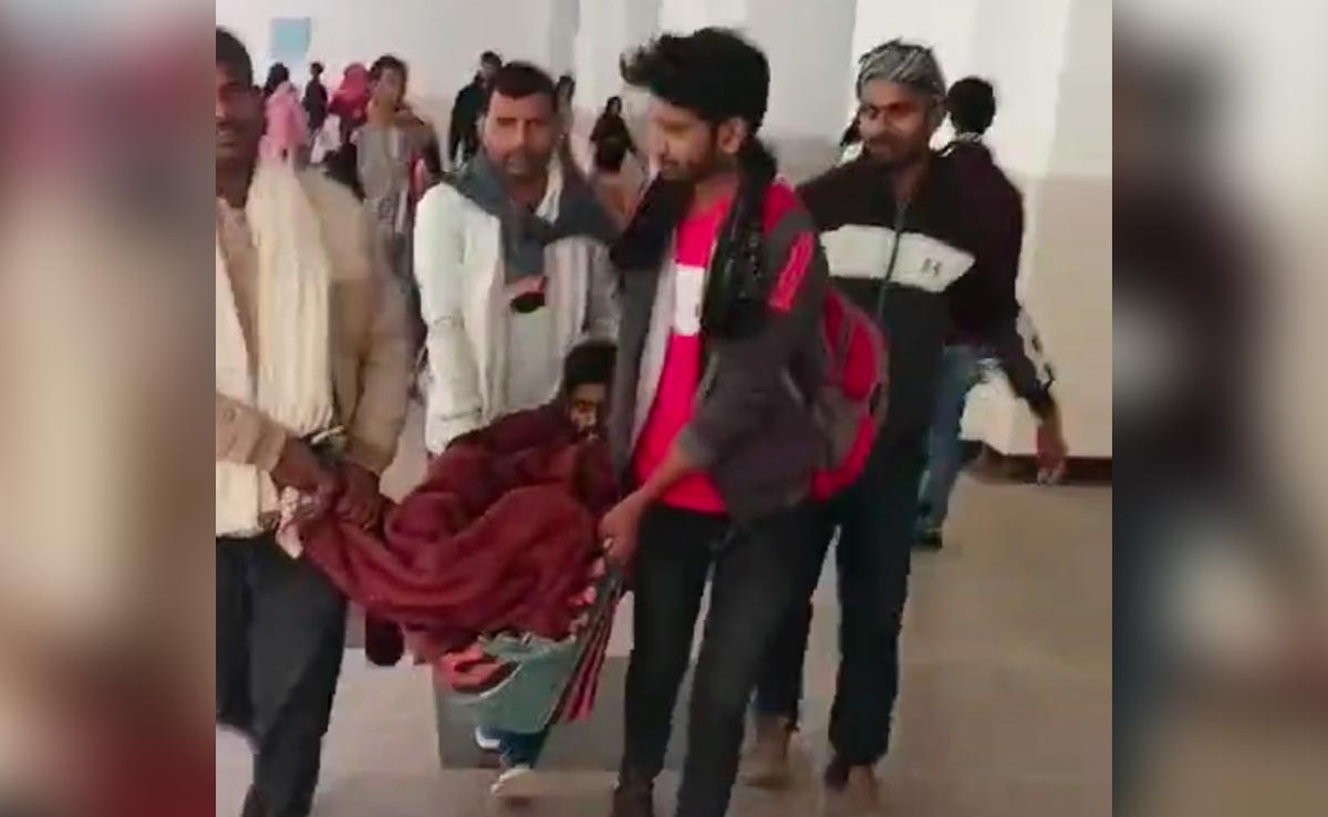 कंबल में टांगकर मरीज को लाए परिजन, MP के 1000 बेड के अस्पताल में मरीज को नहीं मिली स्ट्रेचर