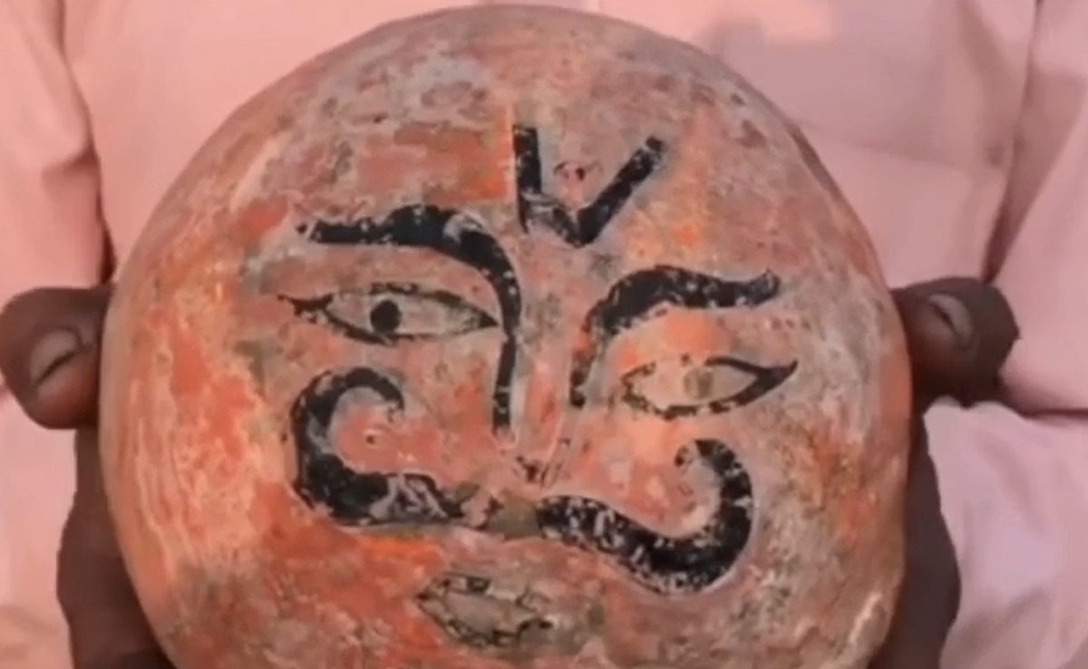 MP अजब है! 'कुलदेवता' मान कर जिसे पूज रहे थे किसान वो निकला डायनासोर का अंडा