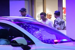 Shah Rukh Khan Spotted At The Airport Shah Rukh Khan Spotted At The Airport