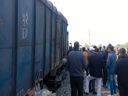 मुंबई से करीब 100 किलोमीटर दूर कसारा के निकट मालगाड़ी के सात डिब्बे पटरी से उतरे मुंबई से करीब 100 किलोमीटर दूर कसारा के निकट मालगाड़ी के सात डिब्बे पटरी से उतरे
