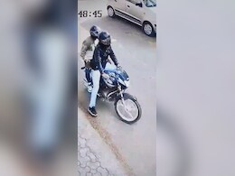 जयपुर में रिटायर्ड महिला टीचर का मंगलसूत्र लूटकर भागे बदमाश, सीसीटीवी में कैद हुई पूरी वारदात जयपुर में रिटायर्ड महिला टीचर का मंगलसूत्र लूटकर भागे बदमाश, सीसीटीवी में कैद हुई पूरी वारदात