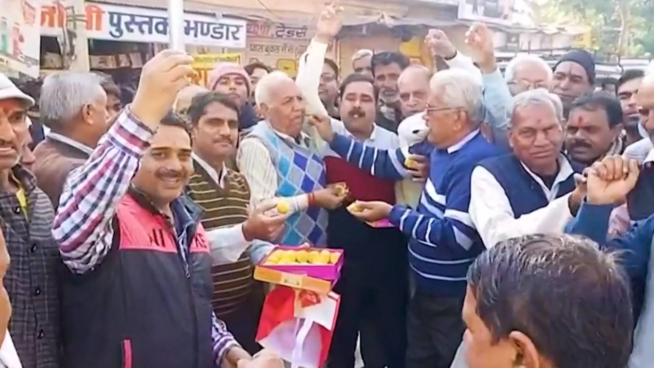 भजन लाल शर्मा के सीएम बनने पर ब्राह्मण समाज के लोगों ने बांटी मिठाईयां