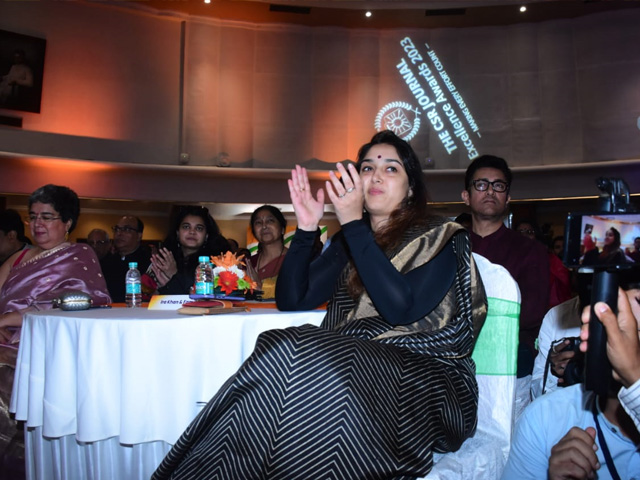 आमिर खान ने बेटी इरा और पूर्व पत्नी रीना दत्ता संग एक कार्यक्रम में की शिरकत