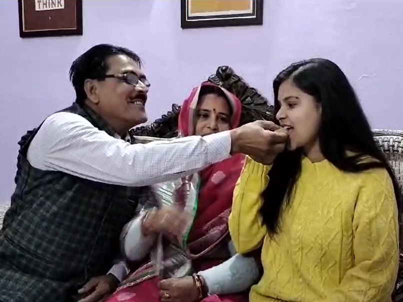 MPPSC Exam 2019 result: टॉपर प्रिया पाठक का इंटरव्यू, जानिए इनकी प्रेरणा और परिवार के बारे में
