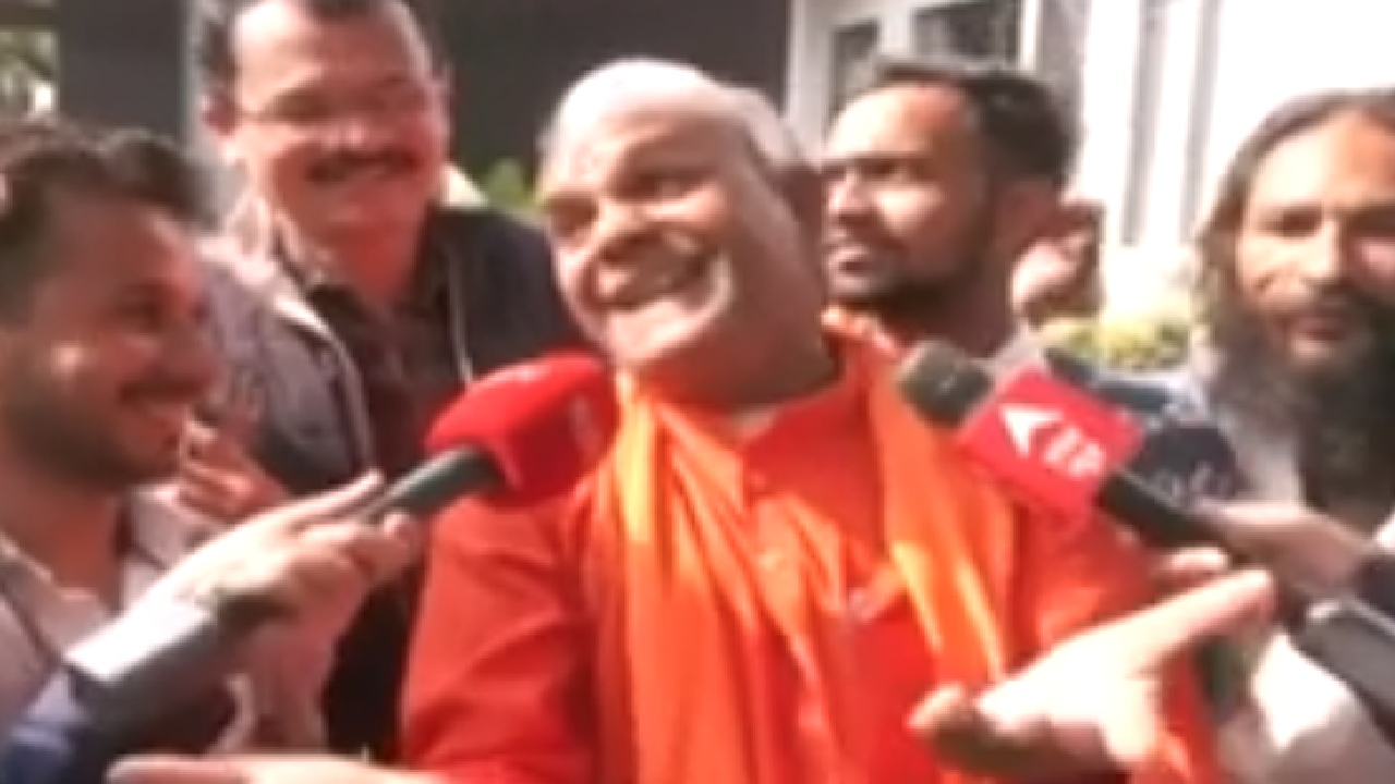 सीएम शिवराज के आवास के बाहर लोग गाना गाकर मना रहे जश्न