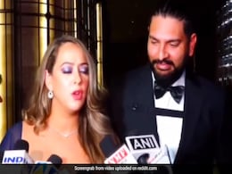 मीडिया के सामने बीवी का मजाक बना रहे थे युवराज सिंह, सरेआम पड़ी डांट- देखें वीडियो मीडिया के सामने बीवी का मजाक बना रहे थे युवराज सिंह, सरेआम पड़ी डांट- देखें वीडियो