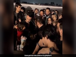 Salman Khan: सलमान खान ने भांजी आयत के साथ मनाया 58th बर्थडे, केक काटकर किया जोरदार सेलिब्रेशन Salman Khan: सलमान खान ने भांजी आयत के साथ मनाया 58th बर्थडे, केक काटकर किया जोरदार सेलिब्रेशन