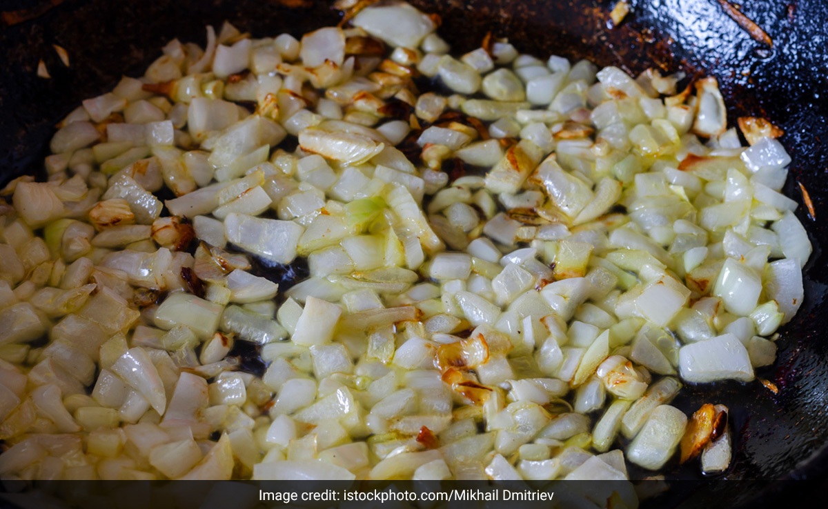 बचे हुए प्याज से इस तरह बना लीजिए प्याज का तेल, बढ़ने लगेंगे जड़ से बाल  बचे हुए प्याज से इस तरह बना लीजिए प्याज का तेल, बढ़ने लगेंगे जड़ से बाल