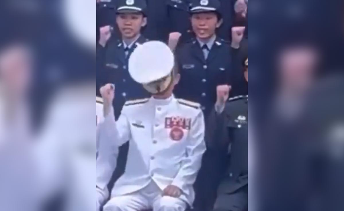 नारे लगा रही कैडेट से गिरी सीनियर की कैप फिर जो हुआ उसे देख कर आप हैरान हो जाएंगे