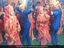 दूल्हा-दुल्हन ने डीजे पर मचा दी धमाचौकड़ी, कूद-कूदकर किया बवाल डांस, लोग बोले- इनकी ही शादी है, भूल गए क्या... दूल्हा-दुल्हन ने डीजे पर मचा दी धमाचौकड़ी, कूद-कूदकर किया बवाल डांस, लोग बोले- इनकी ही शादी है, भूल गए क्या...