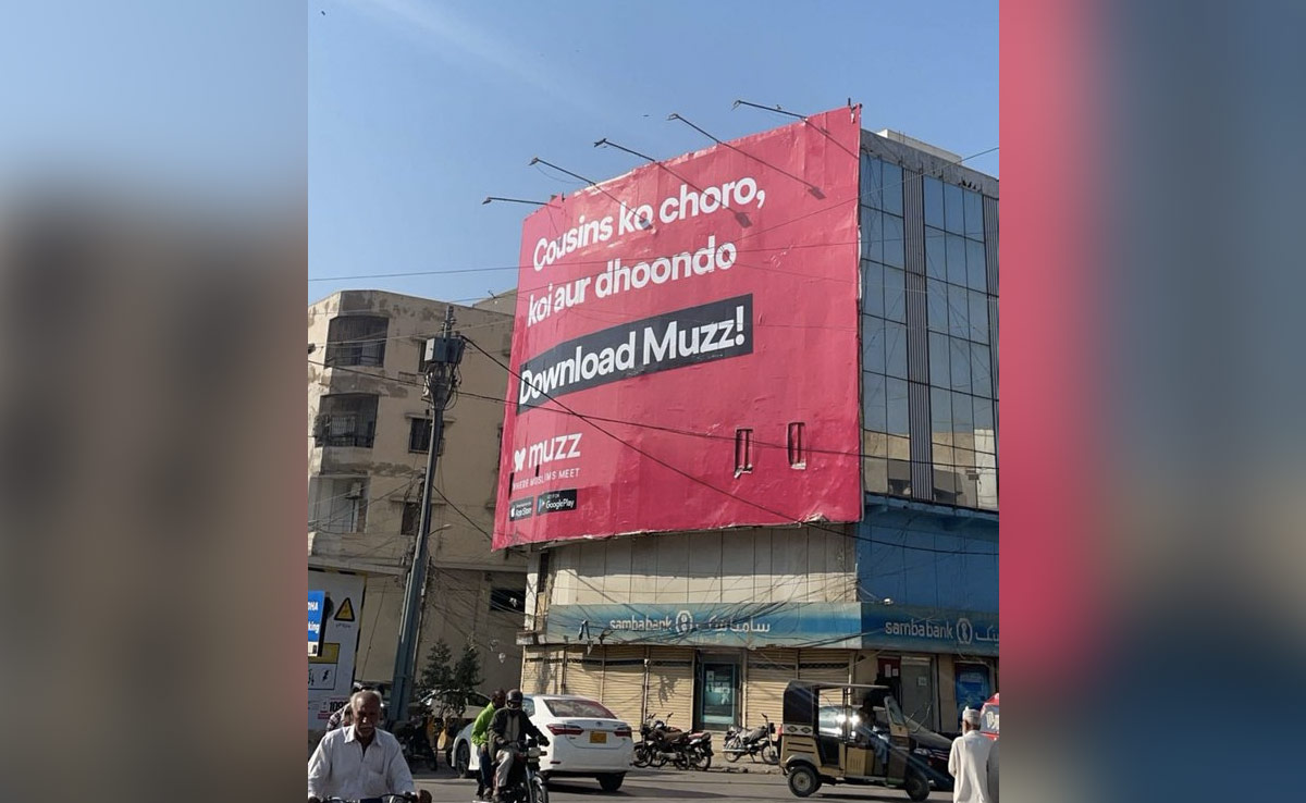 पाकिस्तान में डेटिंग ऐप का विज्ञापन वायरल, लिखा है- Cousins को छोड़ो, कोई और ढूंढो... खूब मज़े ले रहे लोग