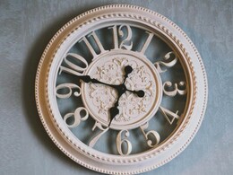 क्या आप भी घर के मेन गेट पर रखते हैं ये 7 चीजें, तुरंत हटा दें