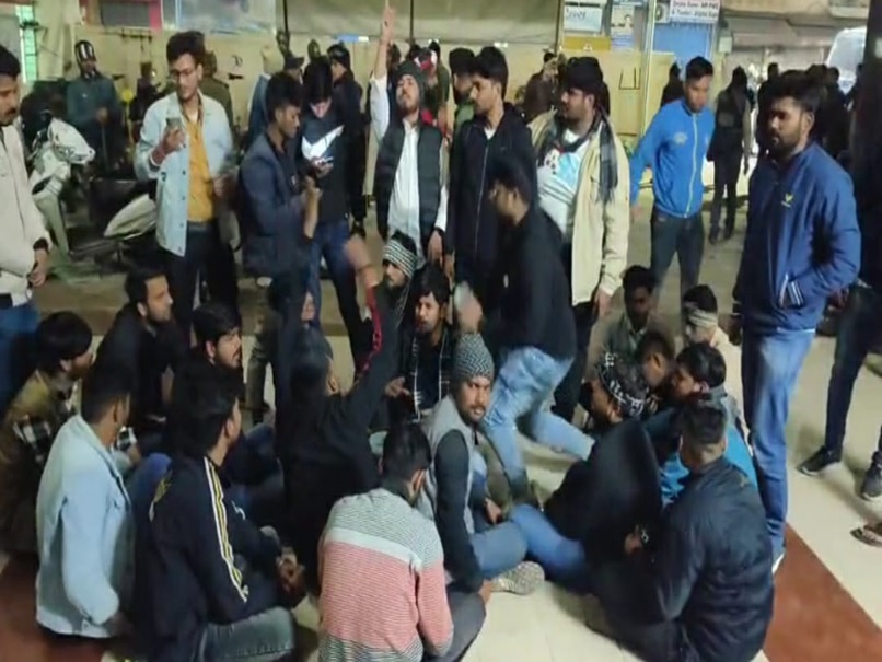 बेहोश बुजुर्ग को जज की कार में ले गए हॉस्पिटल, पुलिस ने दर्ज की FIR, आधी रात थाने में ABVP का हंगामा