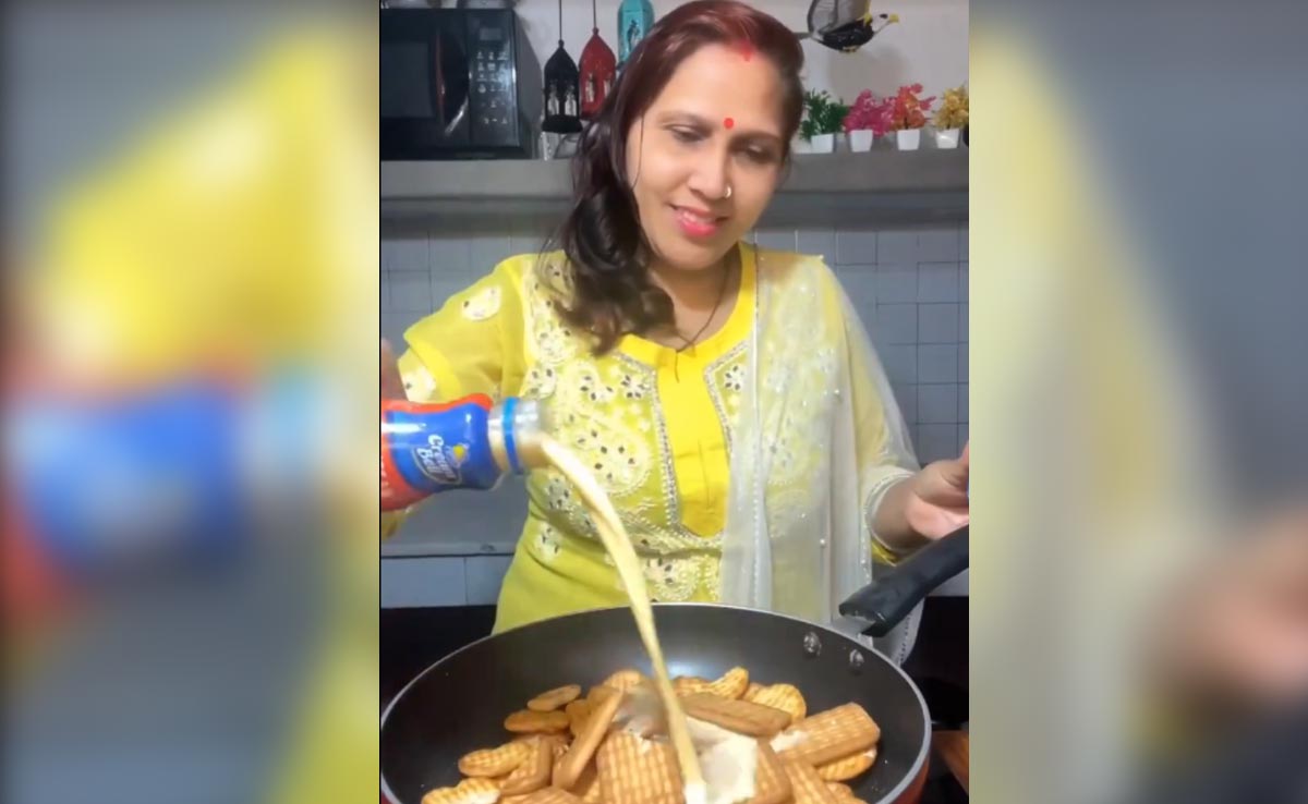 महिला ने बिस्किट्स से बना दिया हलवा, वीडियो देख लोग बोले- आजकल फूड ब्लॉगर्स का है जलवा