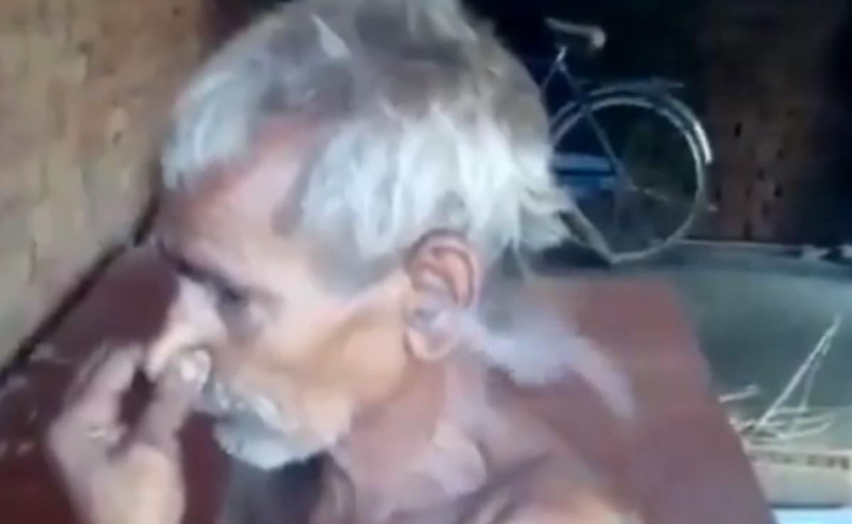 चिल्लम पीने के बाद बाबाजी ने कान से धुएं निकालकर लोगों को चौंकाया, यूज़र्स बोले- कलाकार तो इंडिया में ही होते हैं!