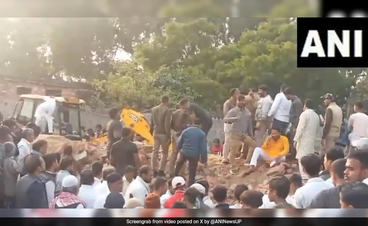 4 Dead, 14 Injured In Wall Collapse In UP District - Vimarsana News