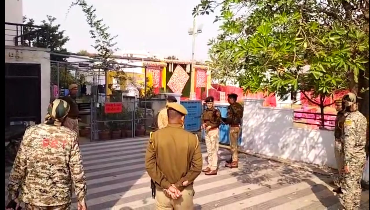 बेरोजगार युवक ने पत्नी की गला रेतकर की हत्या फिर जहर खाकर दे दी अपनी जान, पीछे छोड़ गया दो बच्चे बेरोजगार युवक ने पत्नी की गला रेतकर की हत्या फिर जहर खाकर दे दी अपनी जान, पीछे छोड़ गया दो बच्चे