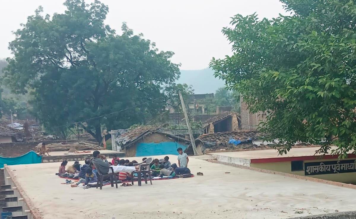 इस स्कूल के मास्टर जी अभी व्यस्त हैं, कृपया थोड़ी देर बाद संपर्क करें! छत पर लगी बच्चों की क्लास