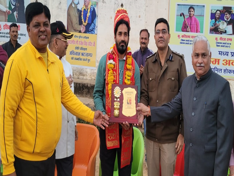 द्रोणाचार्य अवार्ड के लिए नामित हॉकी कोच का ग्वालियर में भव्य स्वागत, शिवेंद्र ने कहा- संघर्ष और समर्पण ने यहां तक पहुंचाया&nbsp;