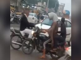 हेलमेट की जगह पाइप पहनकर बाइक चलाने लगा शख्स, लोगों ने कहा- कौन गोला के हो बाबू? हेलमेट की जगह पाइप पहनकर बाइक चलाने लगा शख्स, लोगों ने कहा- कौन गोला के हो बाबू?