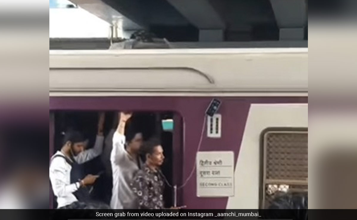 मुंबई लोकल में सफर कर रहे शख्स ने लगाया ऐसा जुगाड़ कि सोशल मीडिया पर होने लगी चर्चा, देखें VIDEO