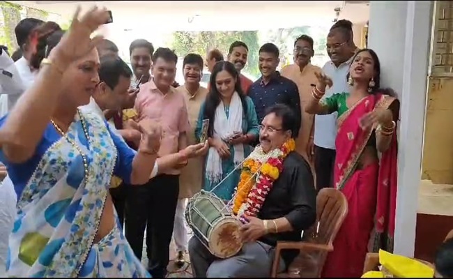 MP Election : हरसूद आदिवासी सीट से रिकॉर्ड 8वीं बार जीते शाह, ऐसी बजाई ढोलक कि नाचने लगे किन्नर